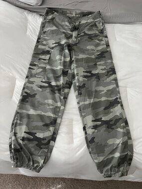 NWT American Eagle Outfitters Olive Green Camo Track Pants